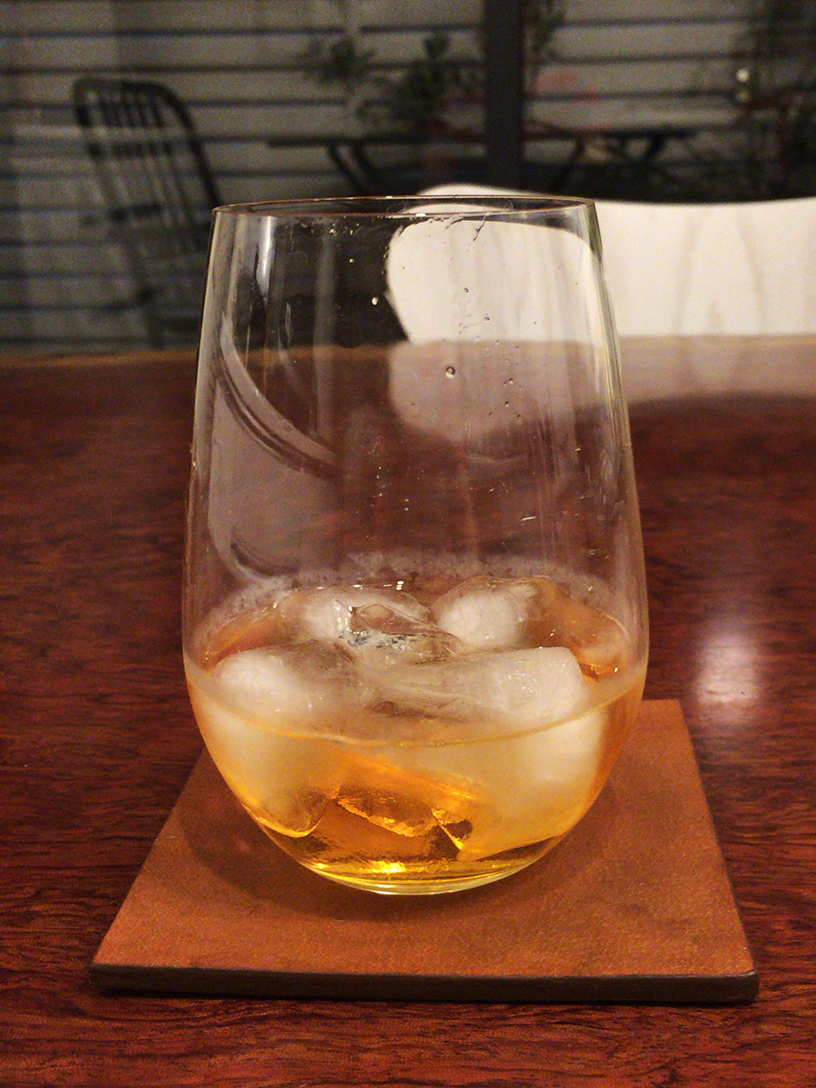 グラスに注いだところ。