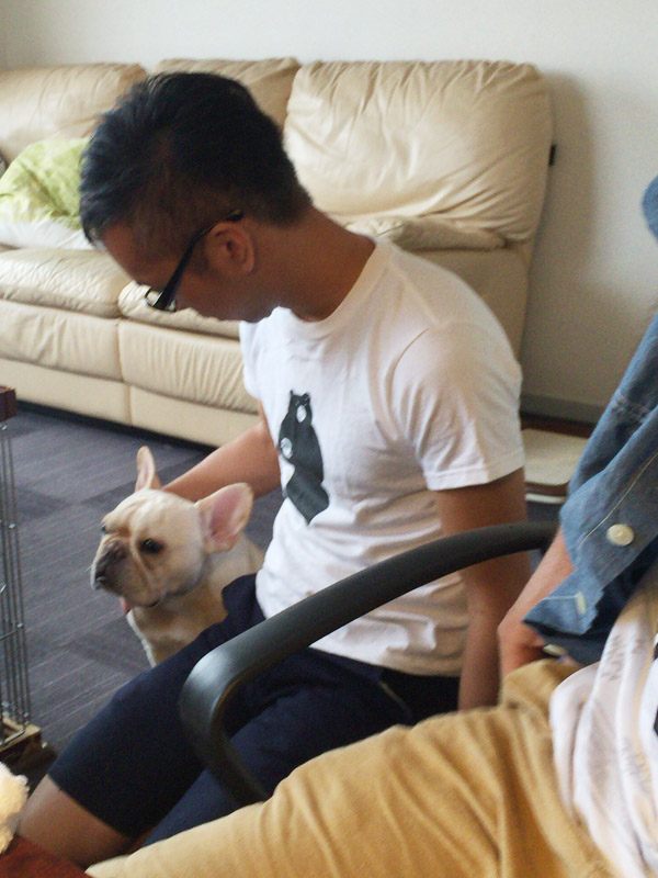 触ってもらっているプットニョス。