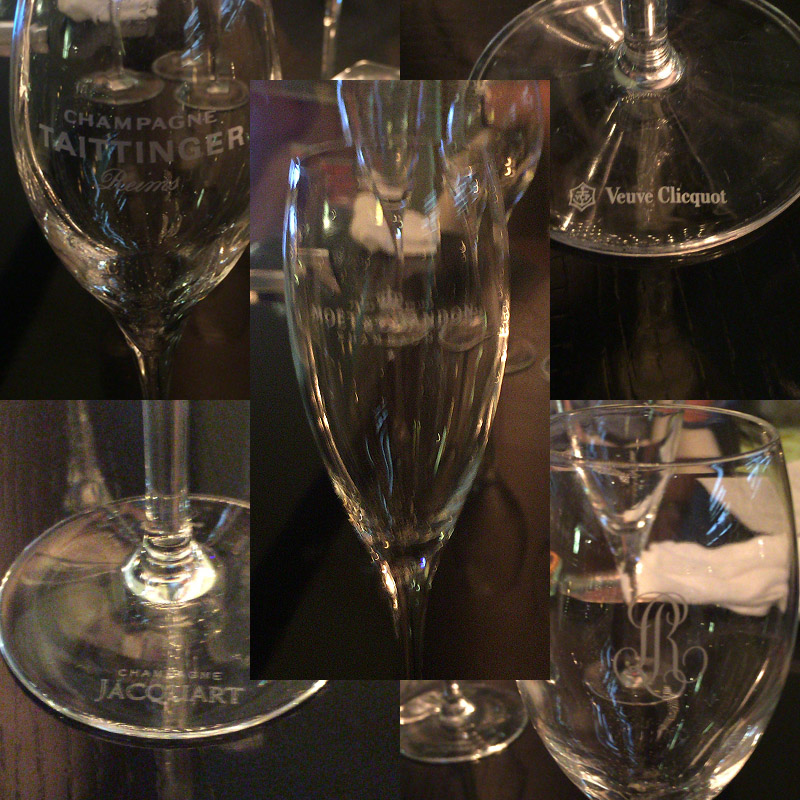 それぞれのロゴがあしらわれたグラスで。