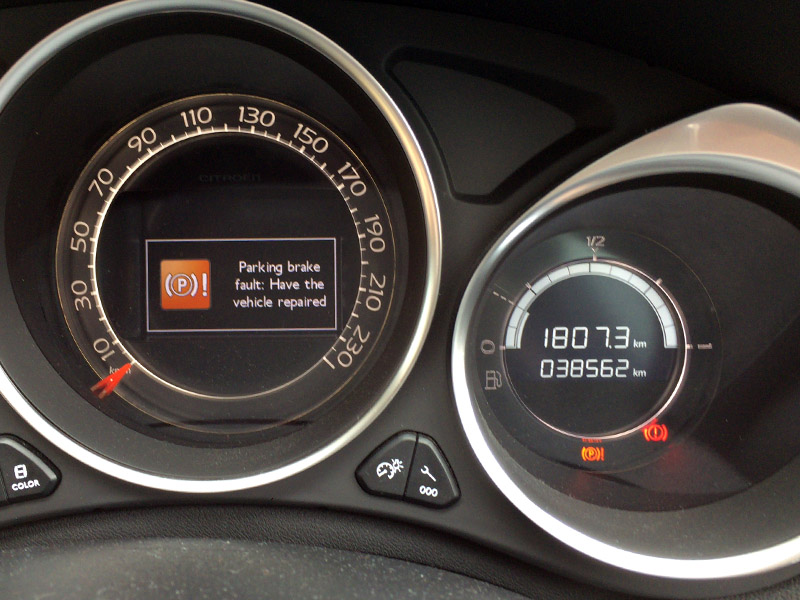 メインのメーターにメッセージが出る時には結構けたたましい警告音も鳴る。