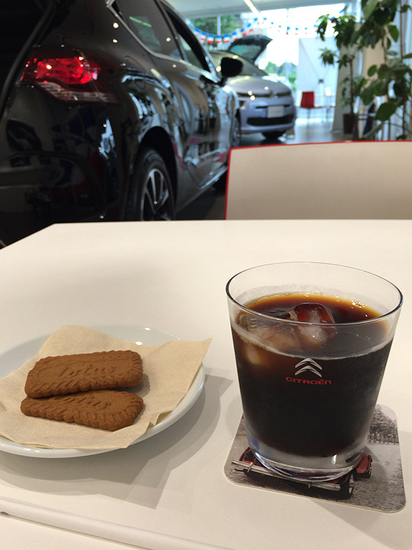 ロゴ入りのグラスと、ちゃんとフランス産菓子が出てくる。