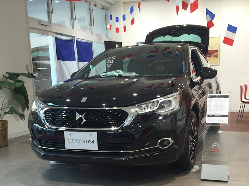 フロントグリルからはダブルシェブロンが消えてDS4ウィングと呼ばれるグリルになった。