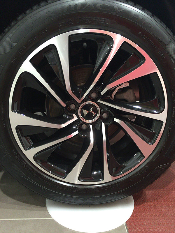 ホイールもDSロゴになった。回り込みのリム部分はダークグレーのメタル仕上げから、このブラックペイントになったようだ。