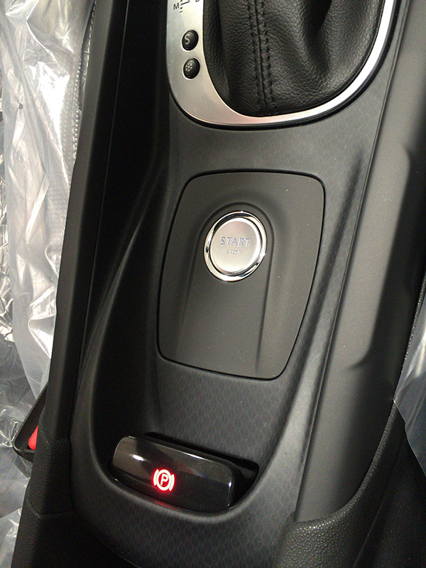 シフトレバー後ろにエンジンのスタート・ストップスイッチ。