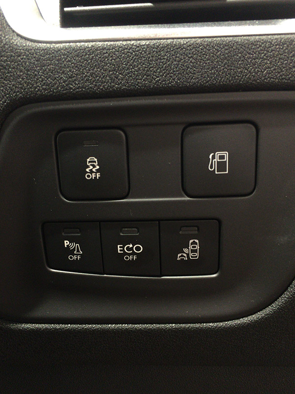 運転席右側のエアコン吹き出し口下のスイッチ群にアイドリングストップのオンオフスイッチ。