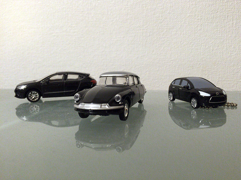 ノベルティのミニカー(写真中央のDS 19 1959)をもらって懐柔される。(笑)