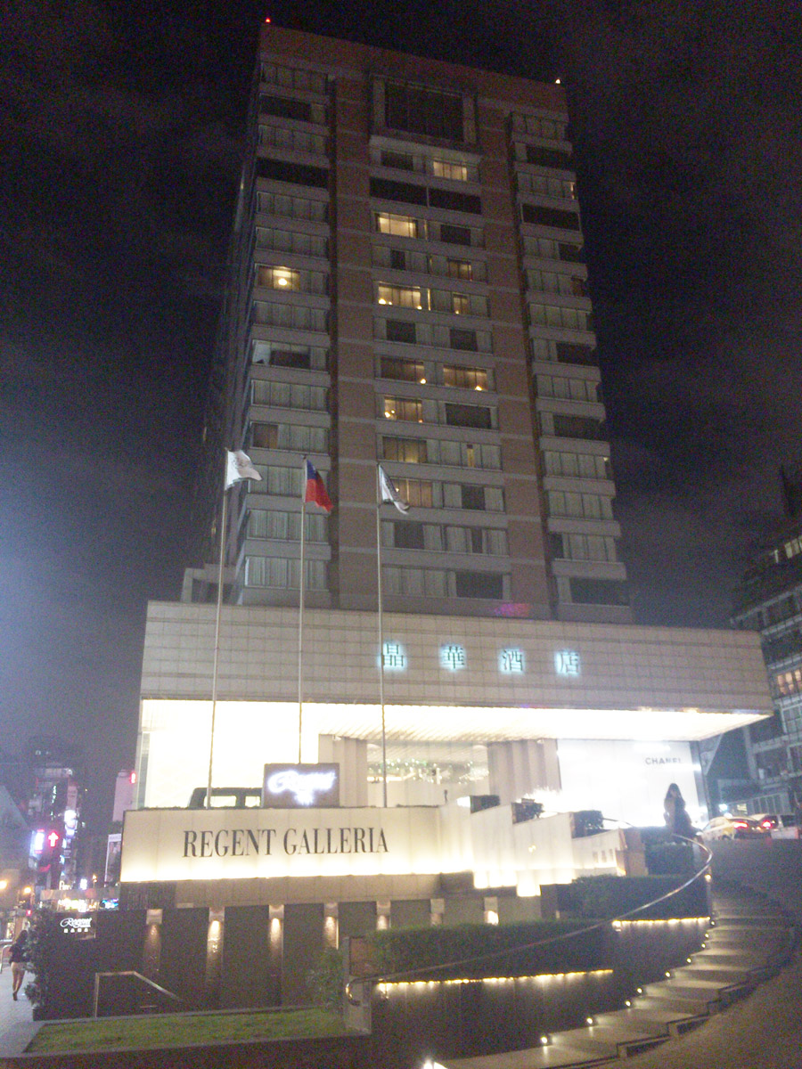 正面の様子。いきなり夜の写真だが、昼の写真を撮り忘れた。（笑）