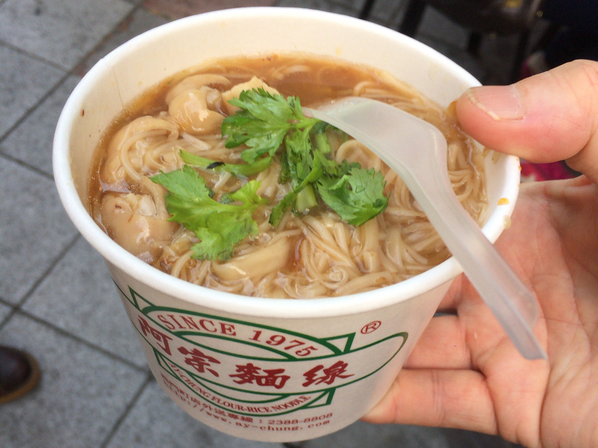 麺線。具にはホルモンと、パクチーが入っている。