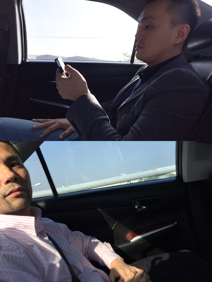 車中のじょにお（上）と俺（下）。暑い国ではパーフォレーテッド・レザーのシートが快適。