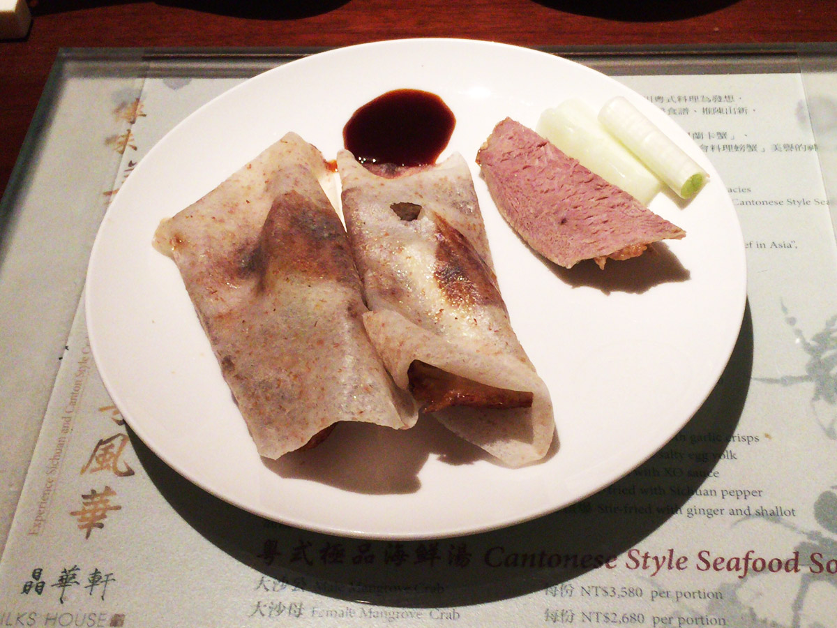 北京ダックには肉も添えられてくる。