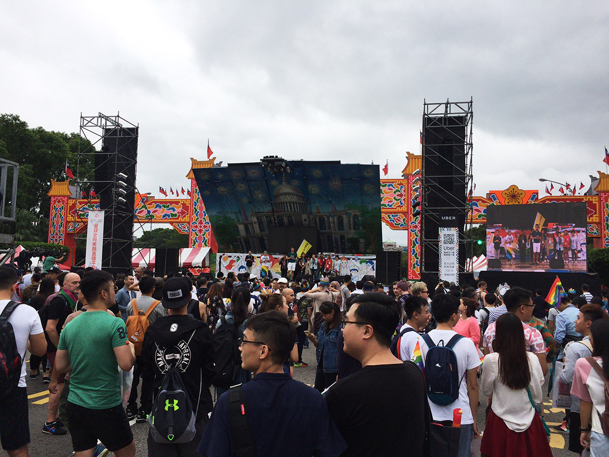 ステージ。右にはプロジェクターがある。プロジェクターは出発場所とステージの中間にも設けられていた。