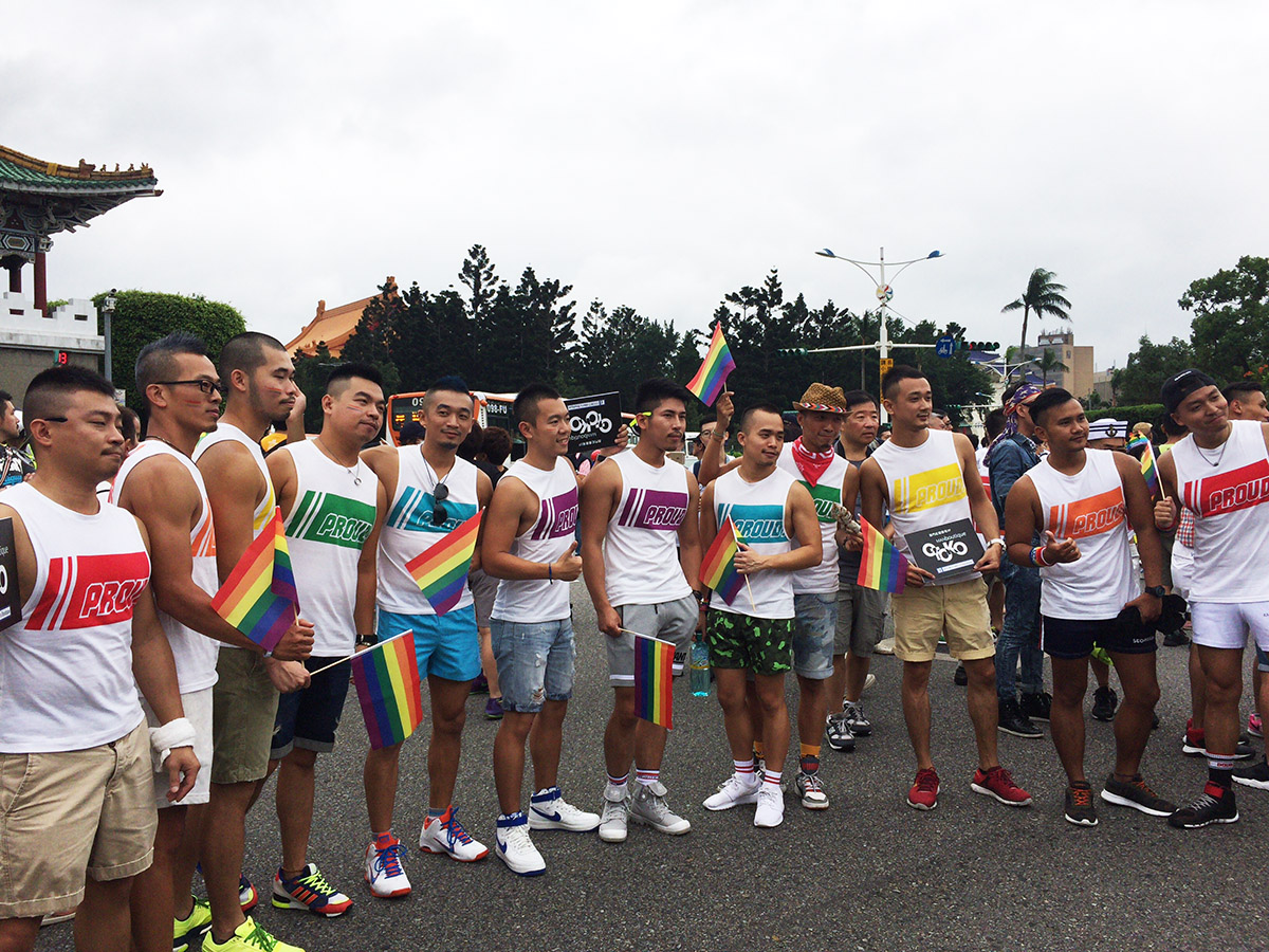 報道撮影に応える揃いのシャツの人達。