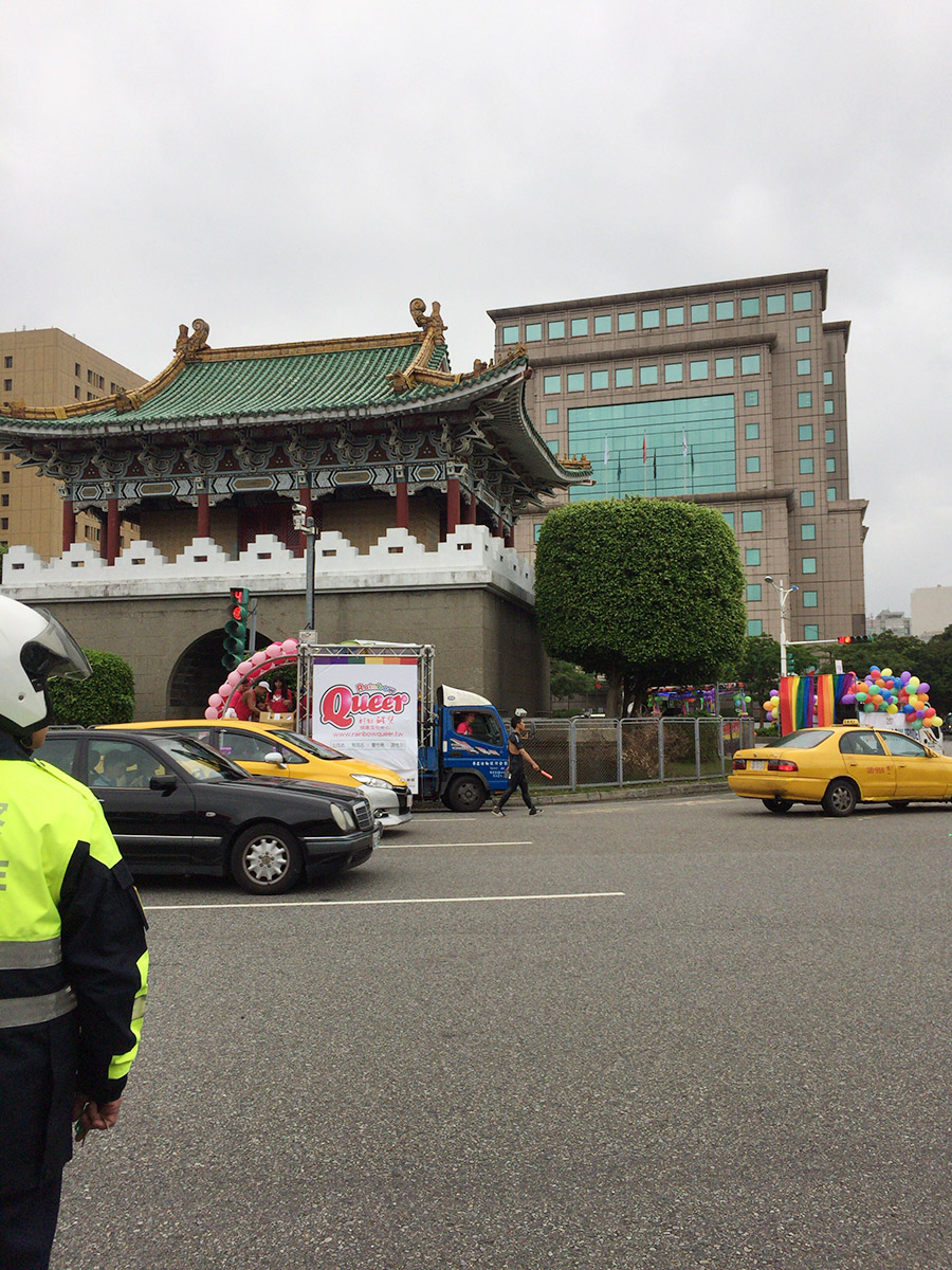 ロータリーをフロートが回る。この後完全に一般車は規制されていた。