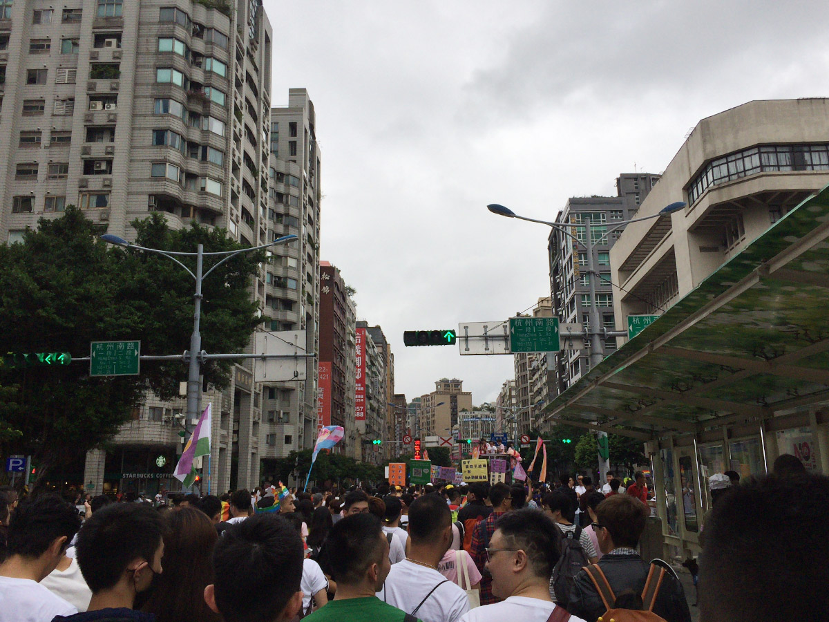 これは先頭の実行委員会フロートの様子。