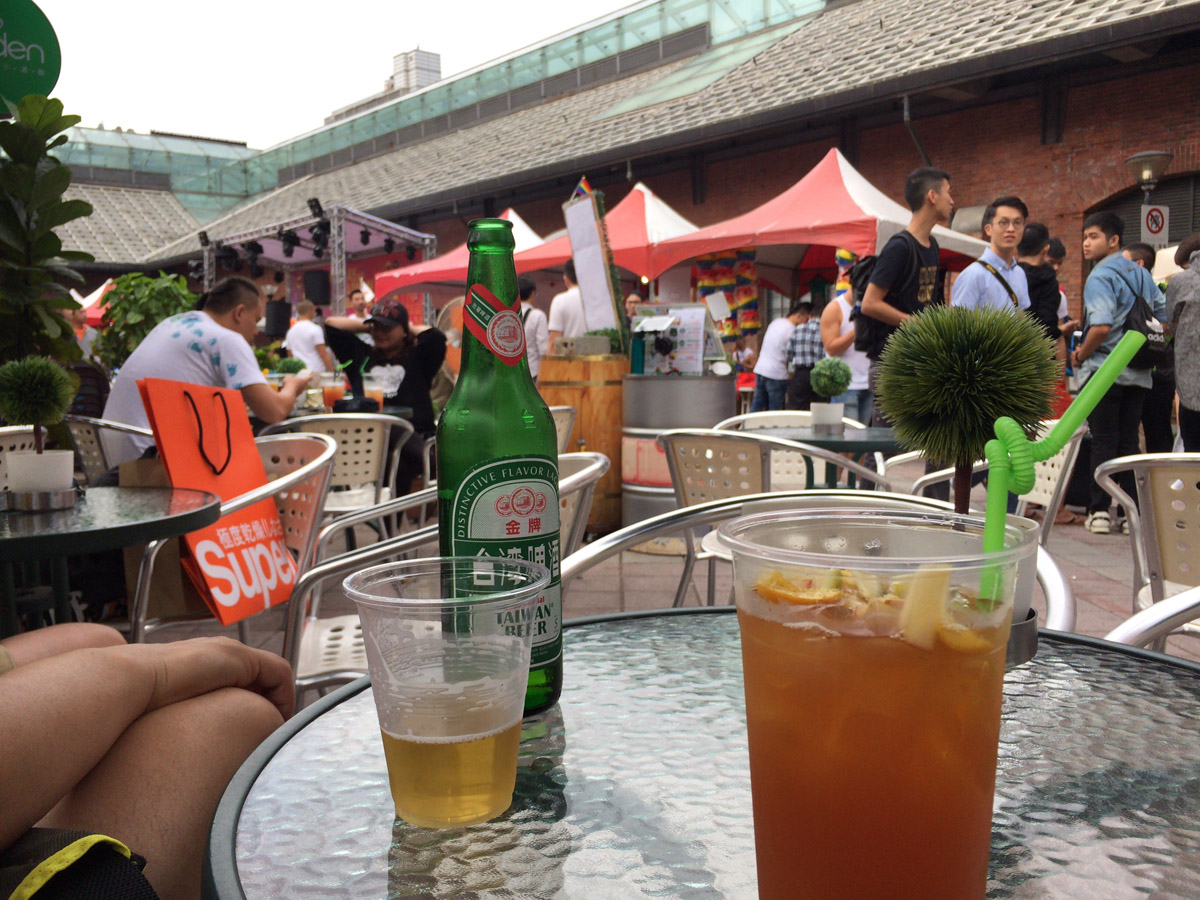 マーケットの様子を眺めながら。