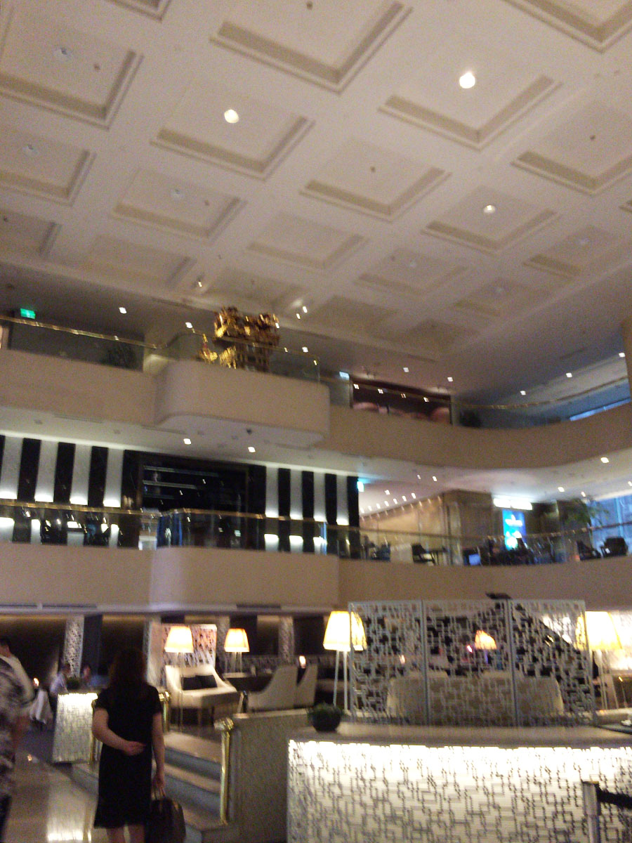 ホテルのメインラウンジ。シンプルながらも折り上げ天井が壮麗な雰囲気。