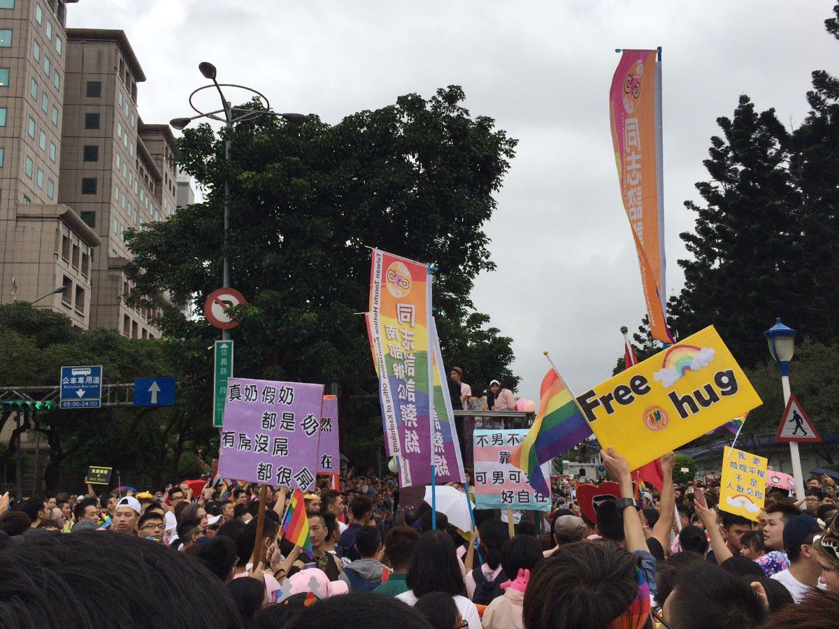 台湾プライドで主張する台湾LGBTの人々。