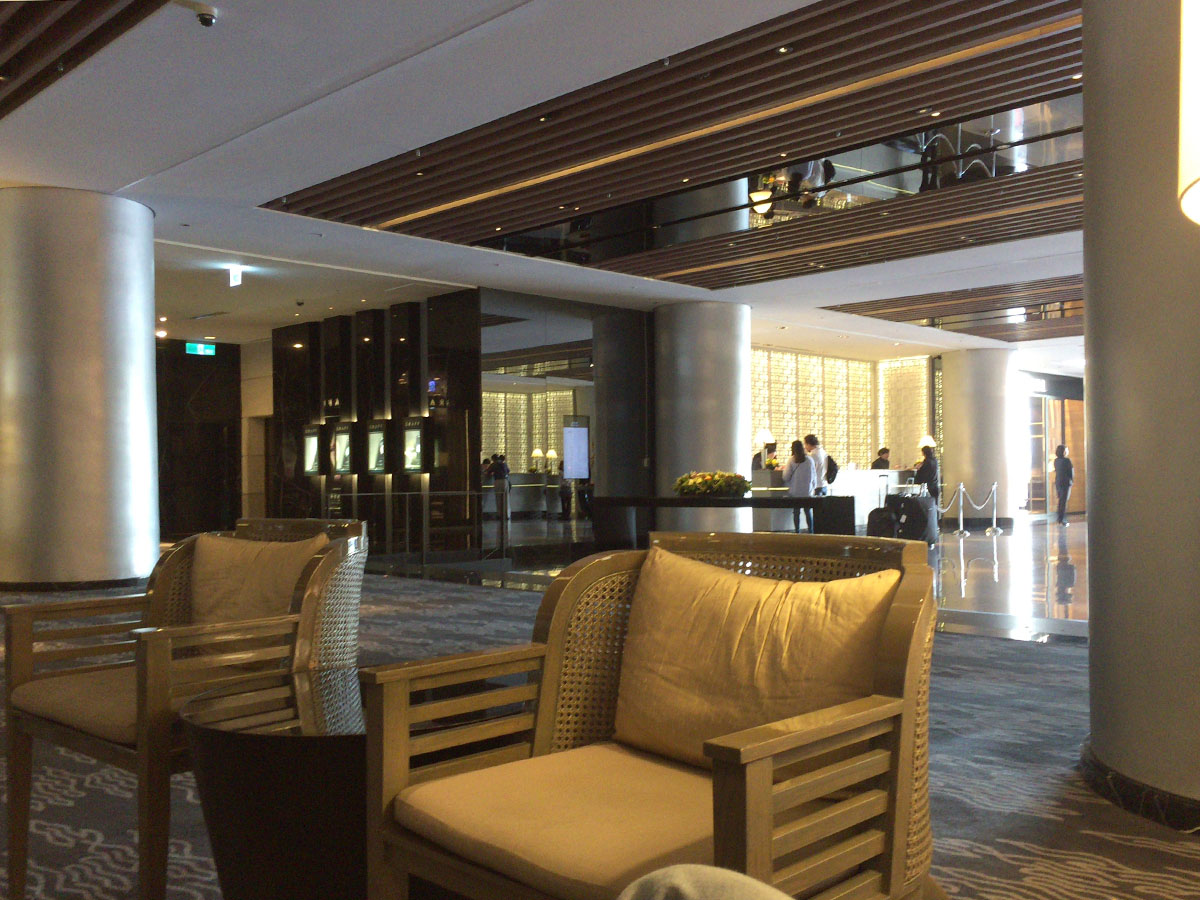 リージェント台北のロビーはこんな具合。シンプリシティが新しい感覚のラグジュアリーさを演出していて、趣味がいい。