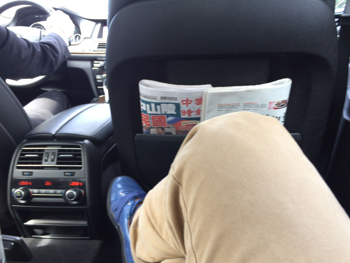 iLモデルでなくても、脚を組んで余裕がある。