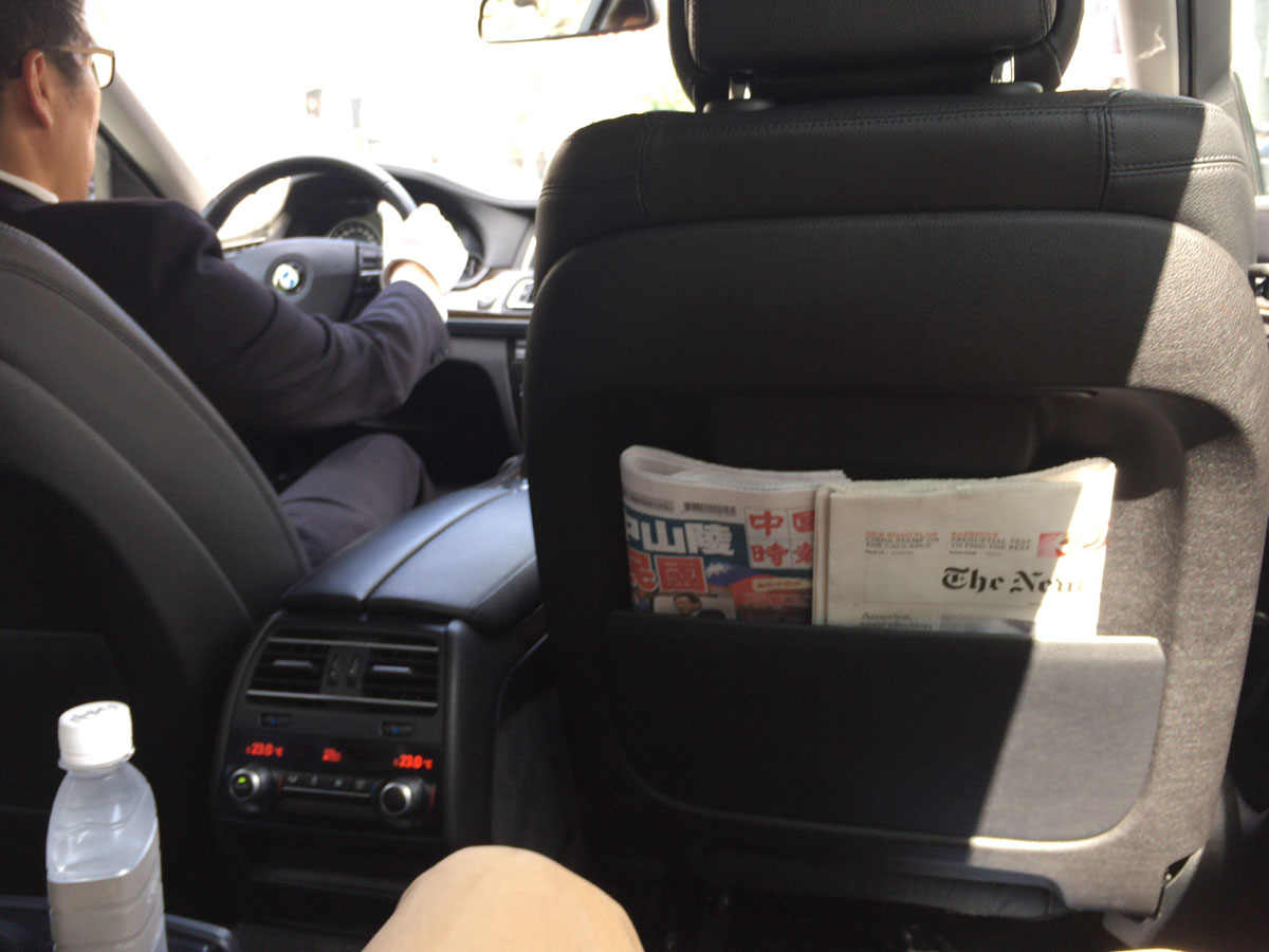 やはりショーファーは白手袋。ちゃんと温度が快適かどうかも聞いてくれる。