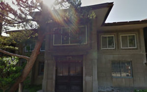 祖父の診療所兼住居跡。Googleストリートビューより。景観保存の宿場町にあって、これだけが洋館風の造りだった。今の所有はどうなっているのか知らない。