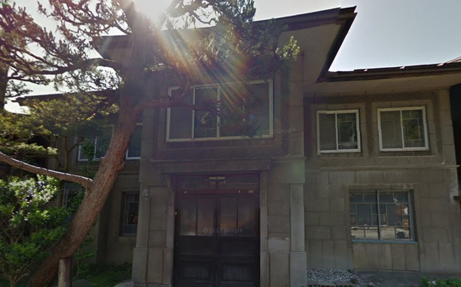 祖父の診療所兼住居跡。Googleストリートビューより。景観保存の宿場町にあって、これだけが洋館風の造りだった。今の所有はどうなっているのか知らない。