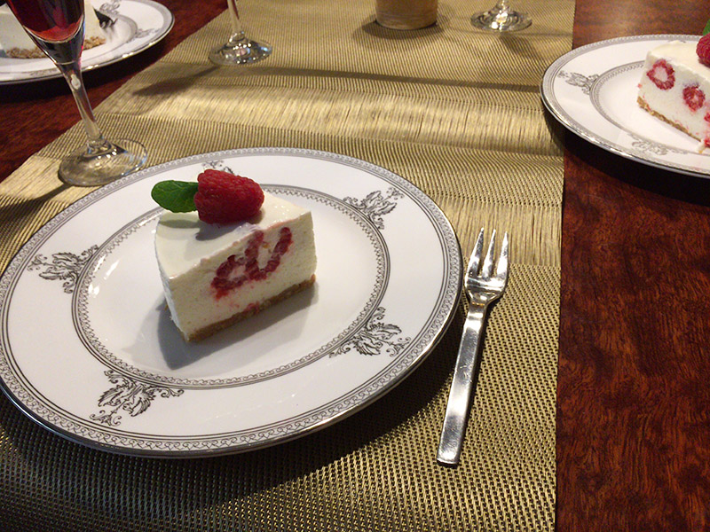 デザートのラズベリー入りレアチーズケーキ。