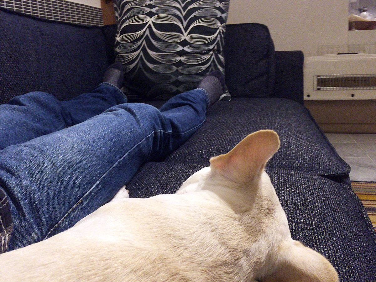 ノアノアを横において脚を投げ出す。