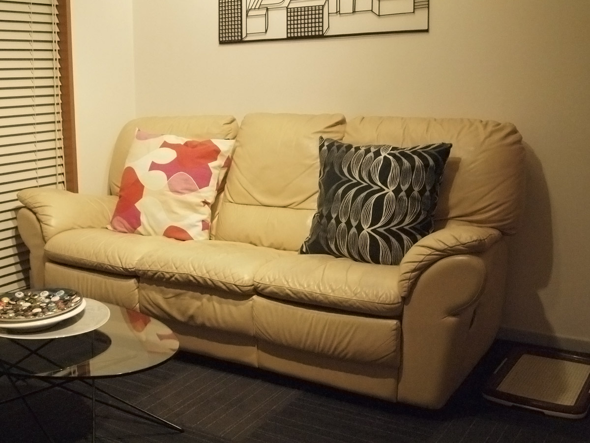 ビフォー。これまでのソファーはレザー張りのハイバックだった。