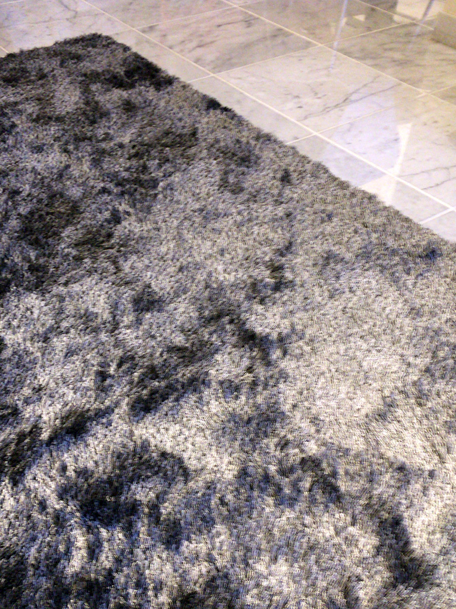 ライトによってはブルーがかって見える。