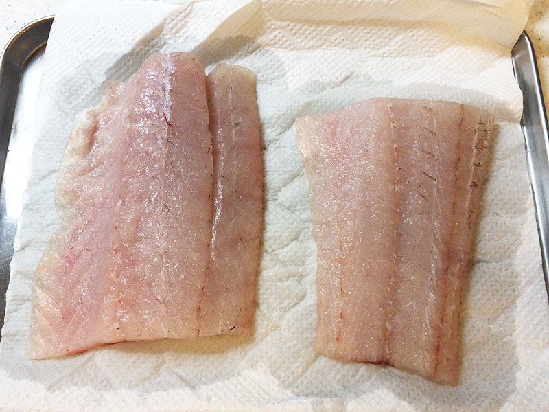 スズキの身の余分な水分を除きます。