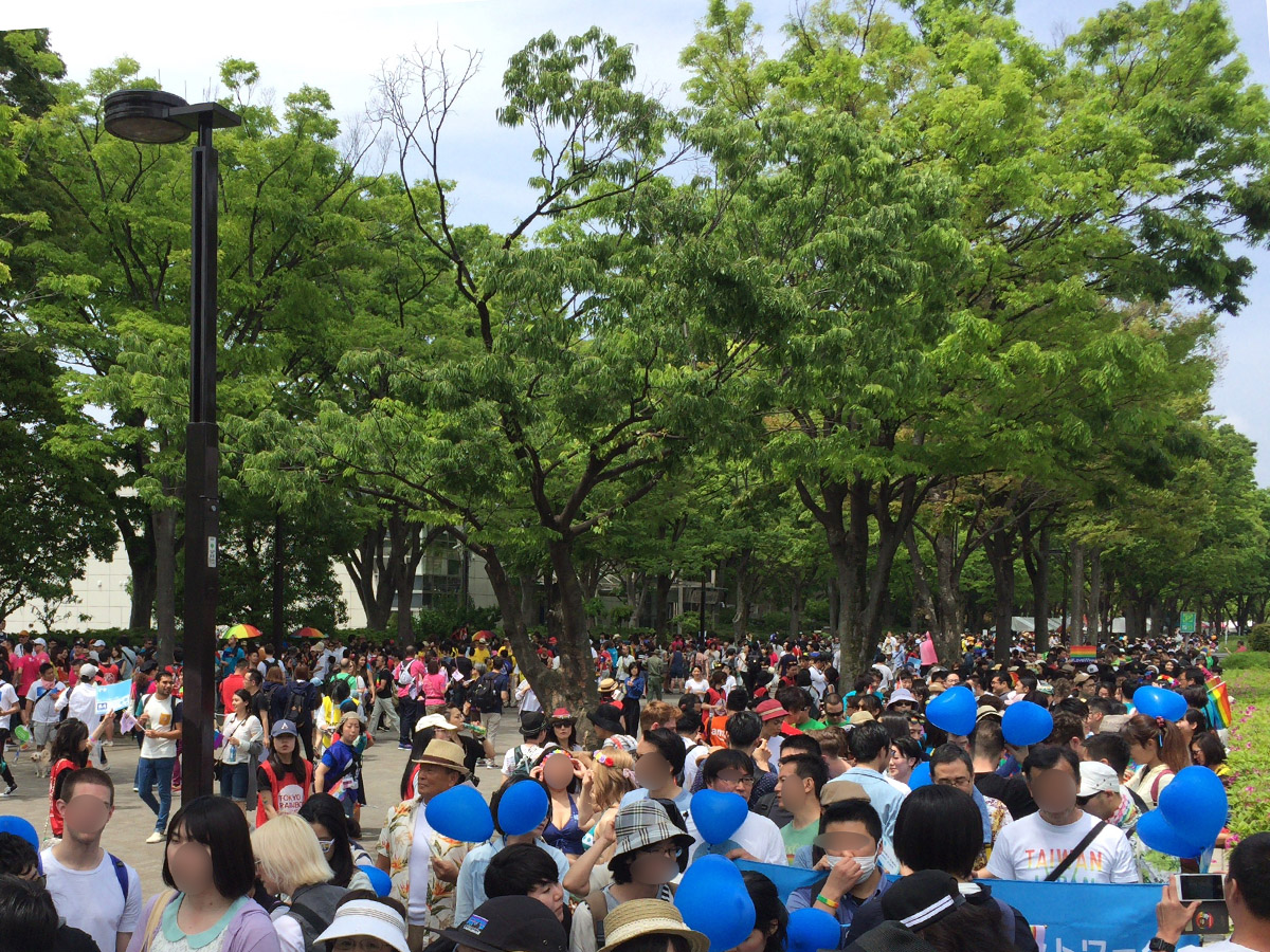 配られたブルーの風船を手に手に、出発を待って集合する人達。