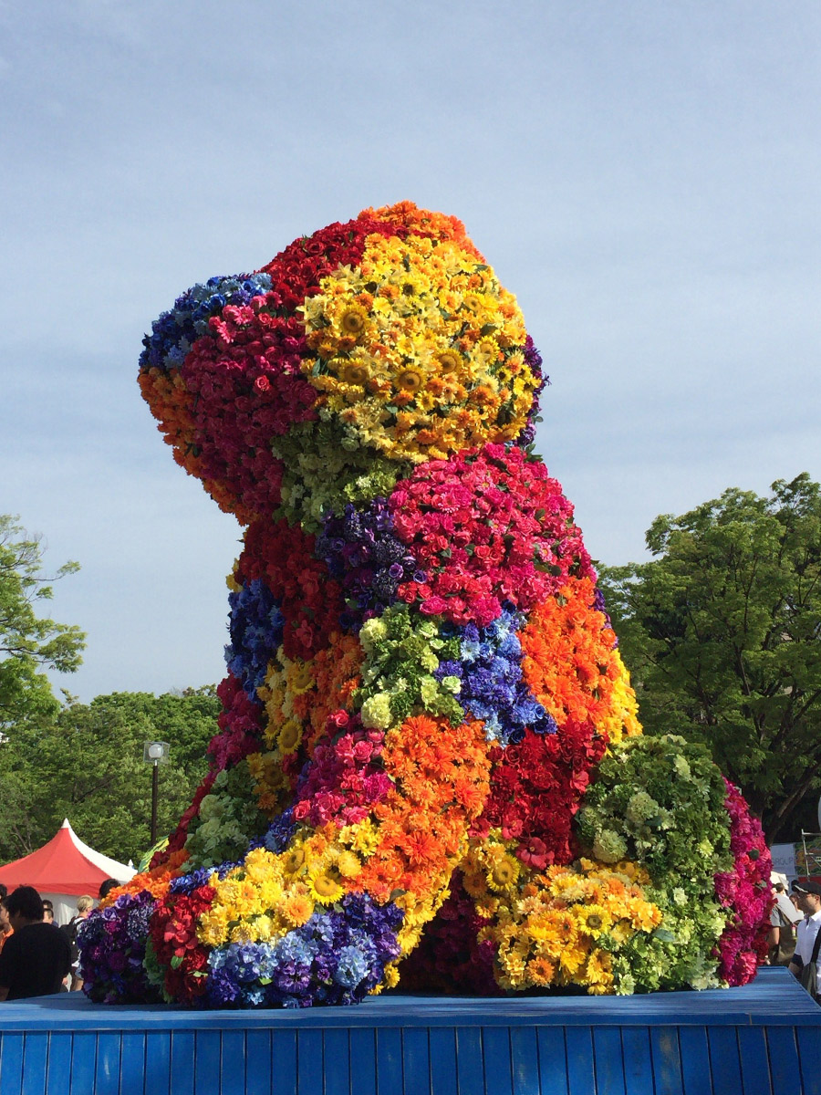 にじはちという巨大なフラワーインスタレーション。