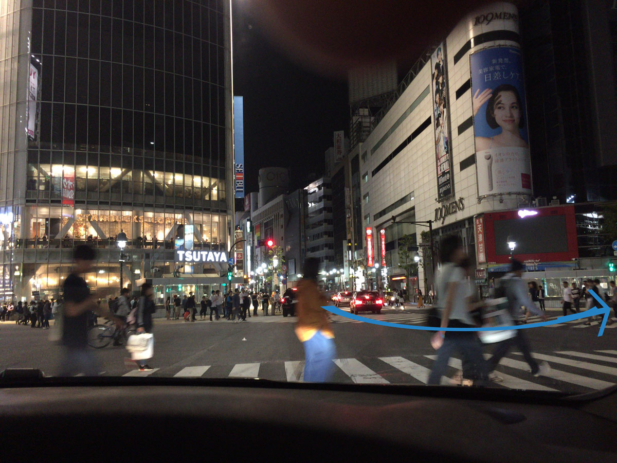 因みに前夜ここを通りがかった時の写真。青矢印の方へパレードは歩く。