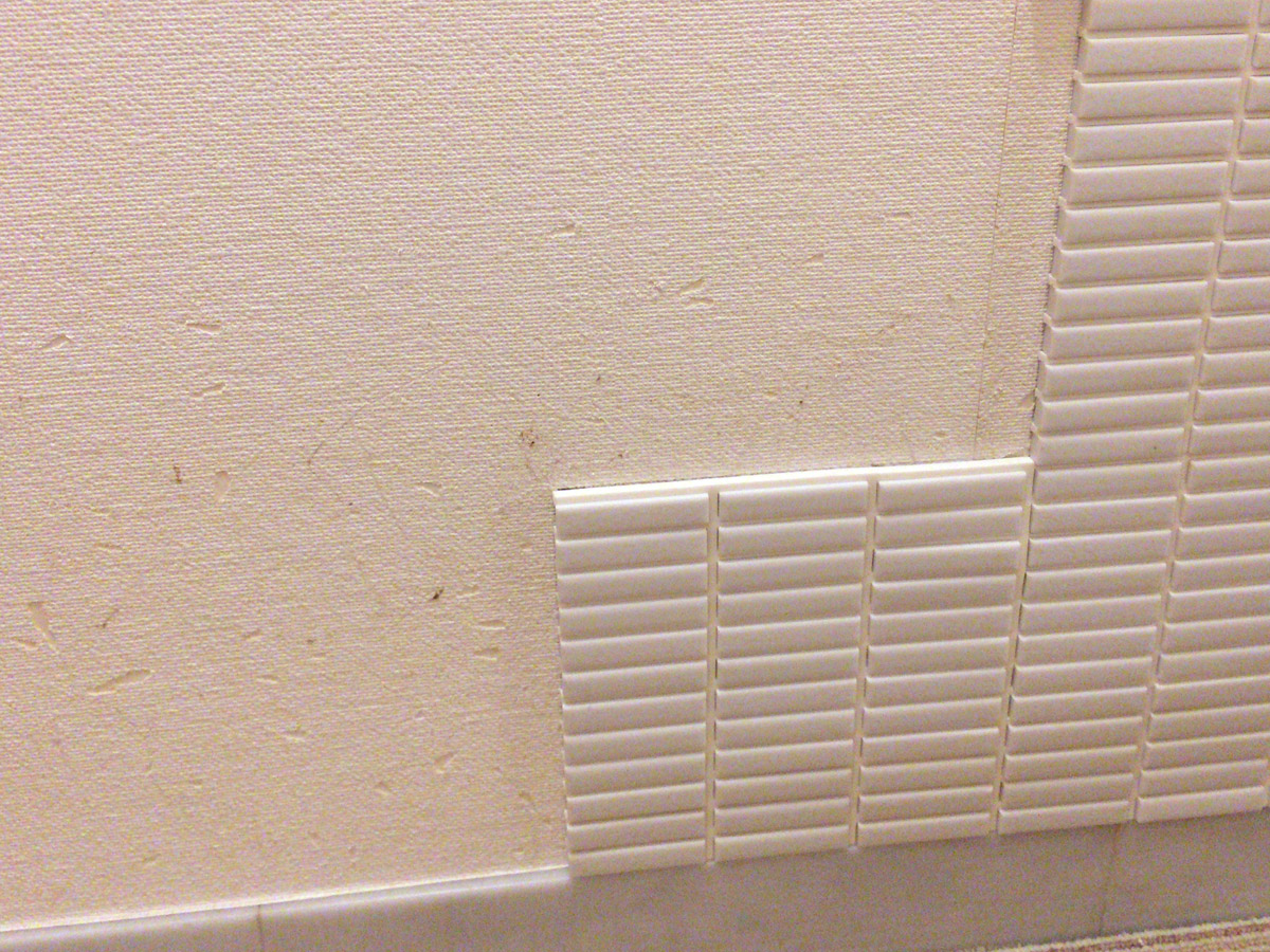 下の巾木に沿わせるようにして貼っていく。