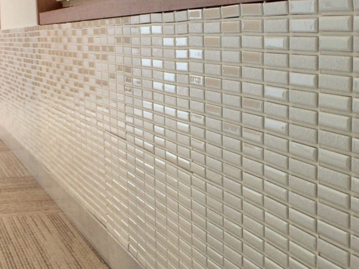 ビットごとの反射がランダムなのは、そういうタイルシートを選んだから。均一なタイルシートも売られている。