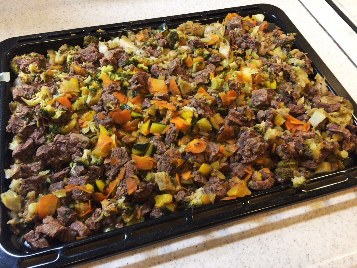 完成品を天板に拡げて冷ましているところ。