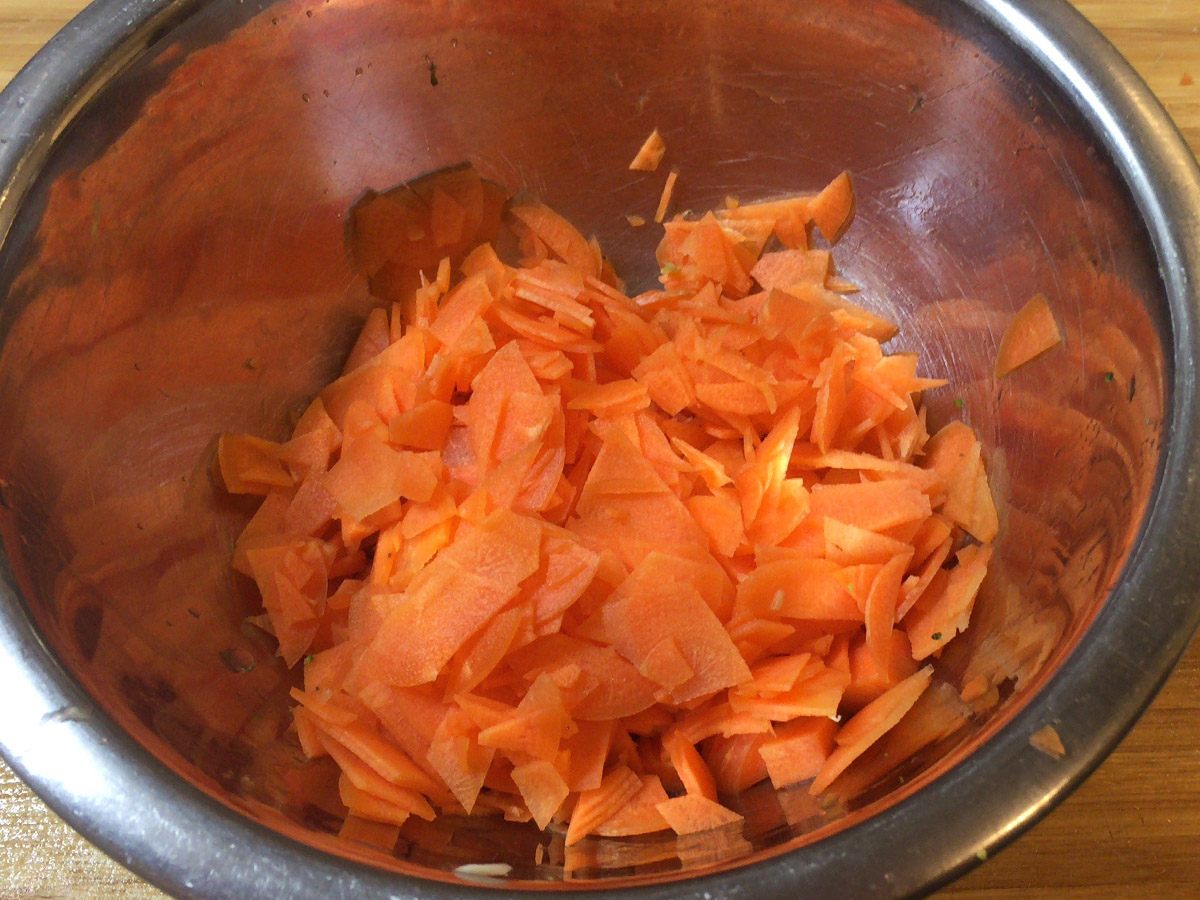 人参は固いので、スライサーでスライスしてから刻むと楽。