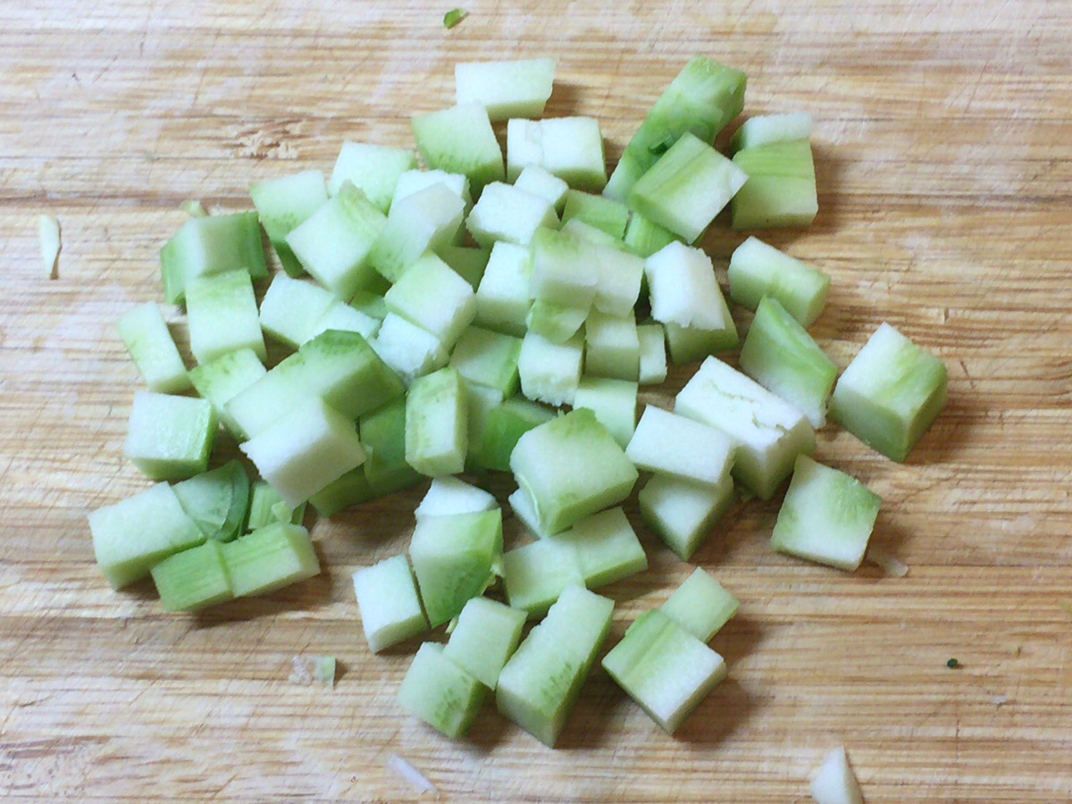ブロッコリーの茎も外皮を取って刻んで入れる。８mm角位。