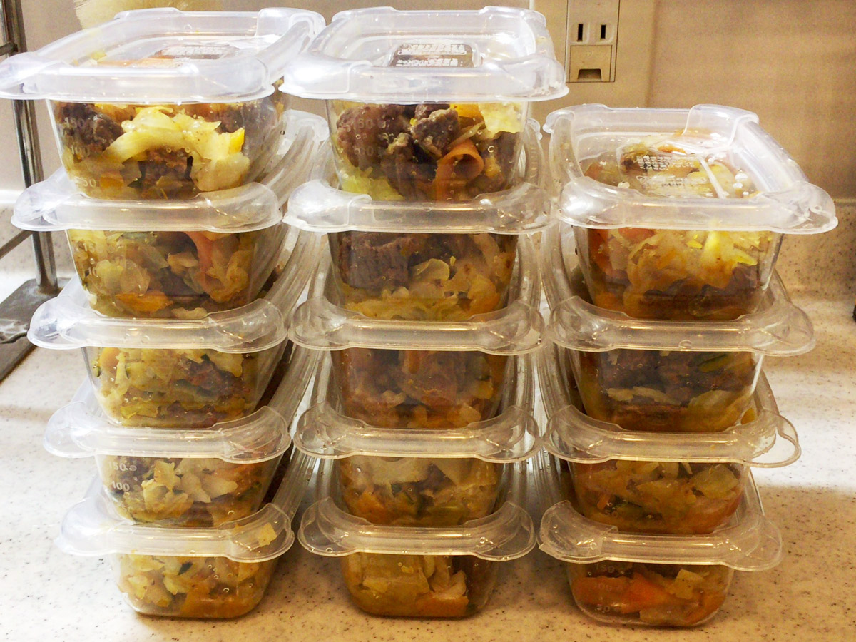 小さいタッパーに分ける。