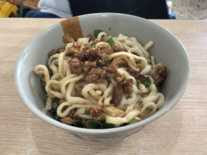 よくわからないが味は◯。他に牛肉とトマトのスープも（麺のつもりで頼んだらスープだった　笑）。