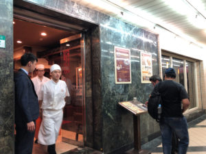 店の入口。見切れているが、待ち客が大勢。予約しておいてよかった。