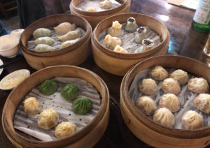 小籠包は皮が薄くてスープは脂っぽくなく、好みの味。