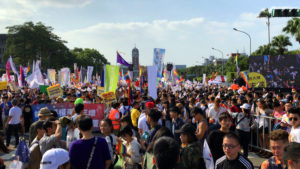 集合場所。秩序が保たれていながらも熱気がすごい。向こうに見えるのが台湾総督府の建物。