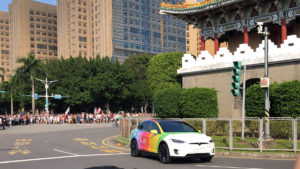 参加のフロートがこのロータリーを回る度、歓声が上がる。話題のテスラがスポンサードしていた。