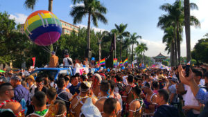 出発を待つフロートと参加者。もちろんこれは極々ほんの一部。