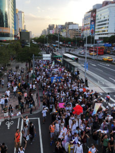 消失点の彼方まで人波が続いているのが分かるだろうか。