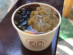 タピオカと緑豆をトッピング。さっぱりした甘さの黒糖シロップとなめらかな豆花がマッチ。