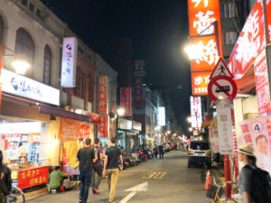 古い問屋街らしい風情の迪化街。