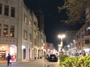 石壁やレンガの建物がよく残されている。